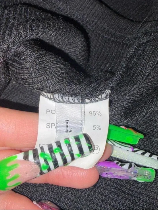 Off-White Black Ribbed Crop Tank Top - Picture 2 of 2